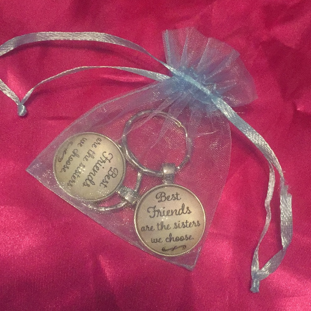 Best Friends Keychain 👭👩‍❤️‍💋‍👩 - Picture 4 of 7